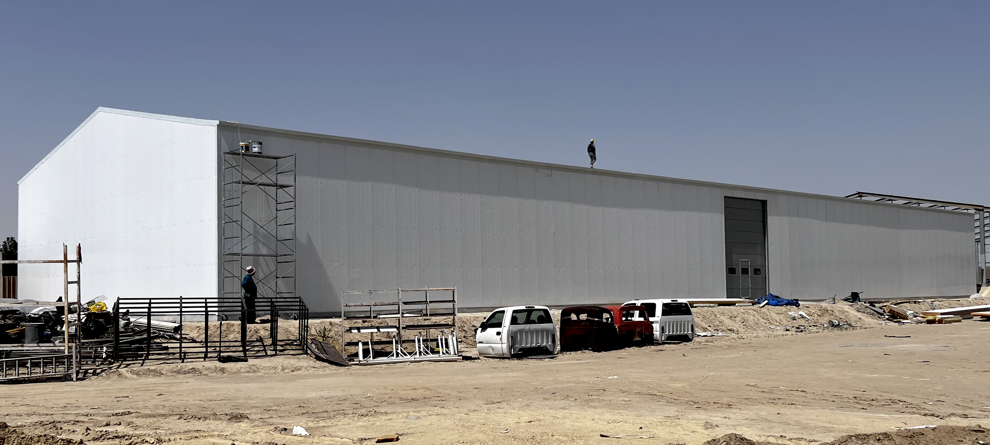 Large-warehouse-built-in-Kuwait-with-high-standards-manufacture-from-sandwich-panels